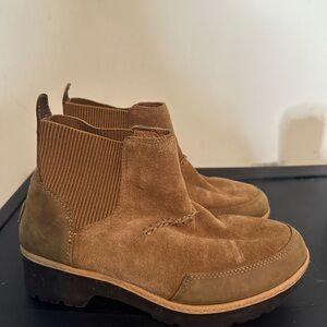 UGG Tan Suede Slip On Boots Kress Women’s Size 8